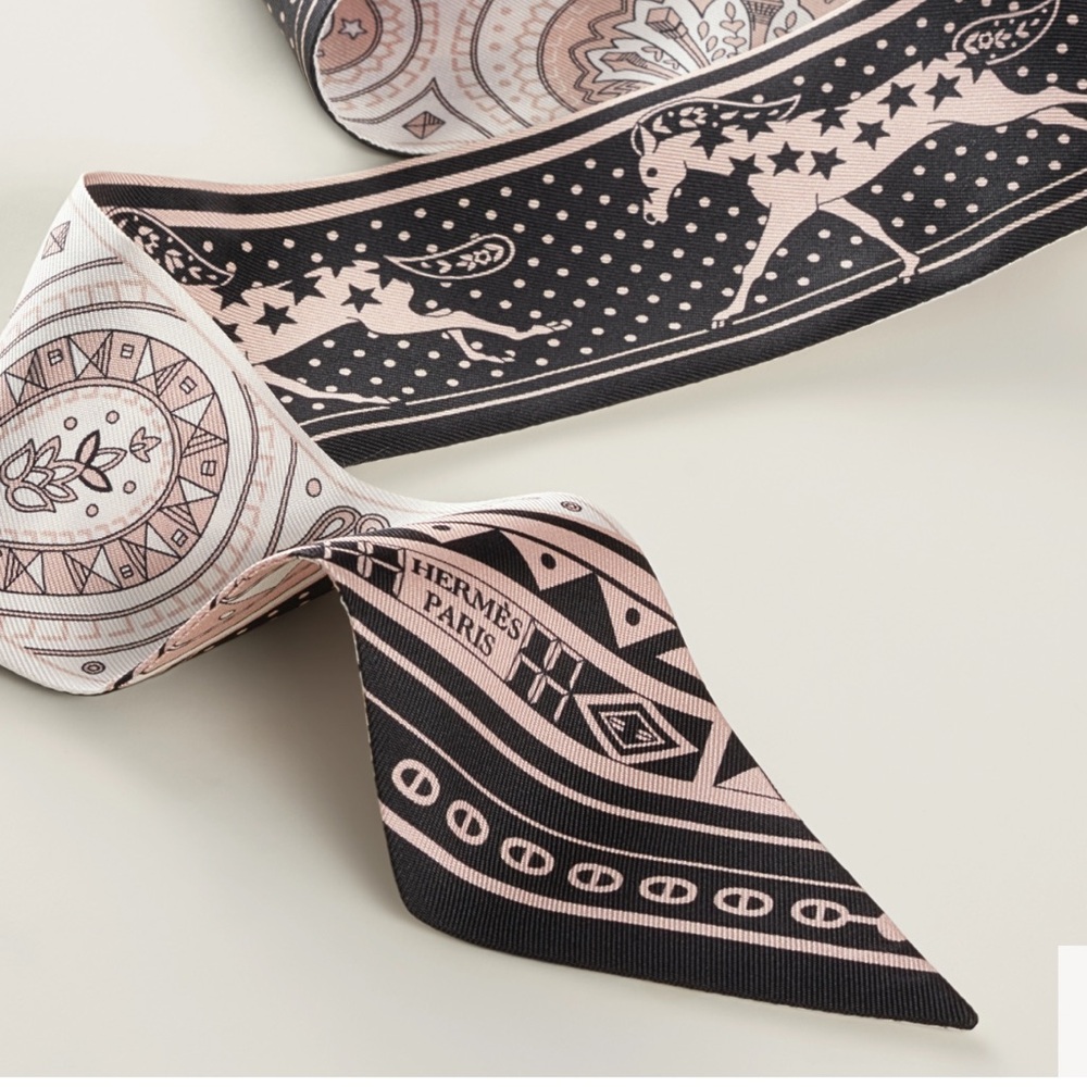 NWT Hermes Cheval de Coeur Bandana Twilly Elegant Paisley Silk Scarf - Picture 2 of 6